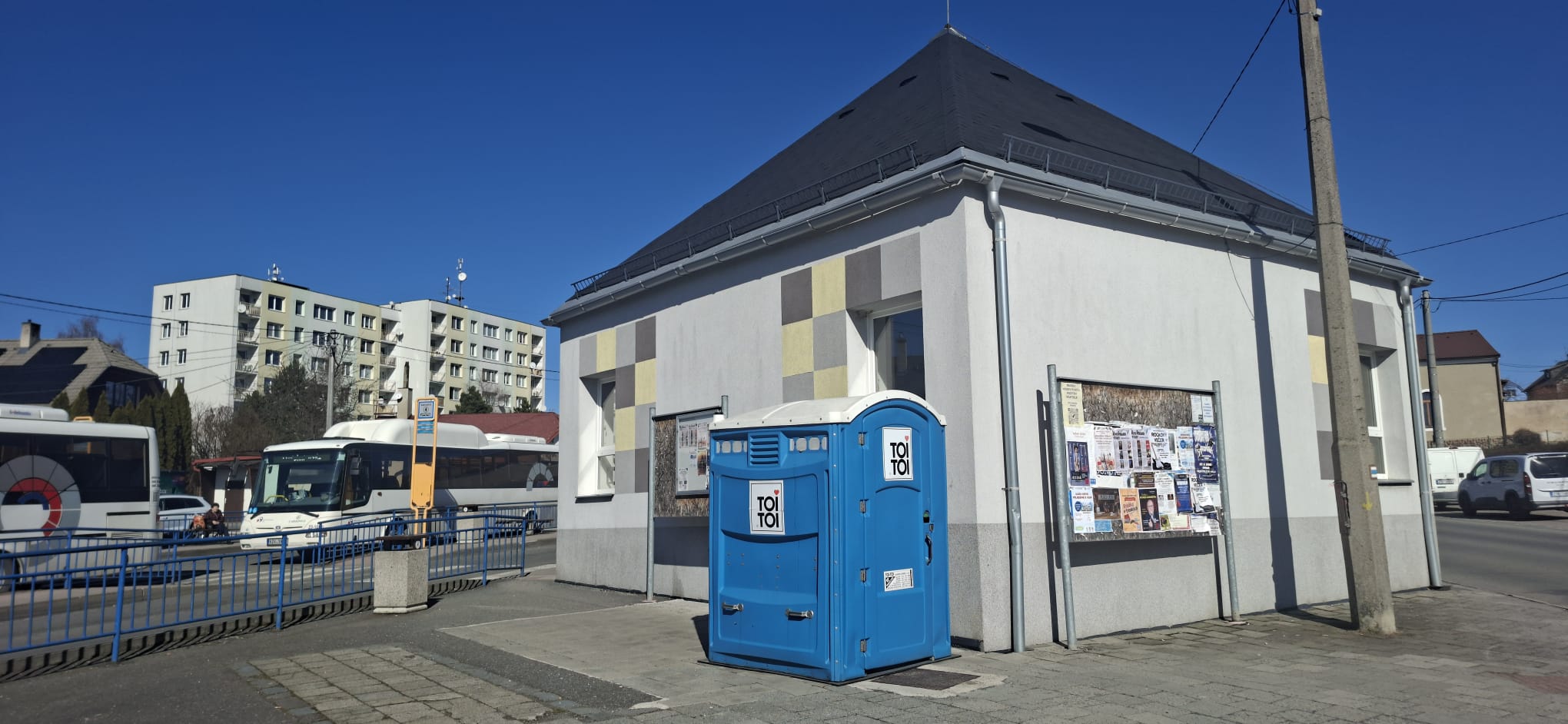Mobilní WC na autobusovém nádraží